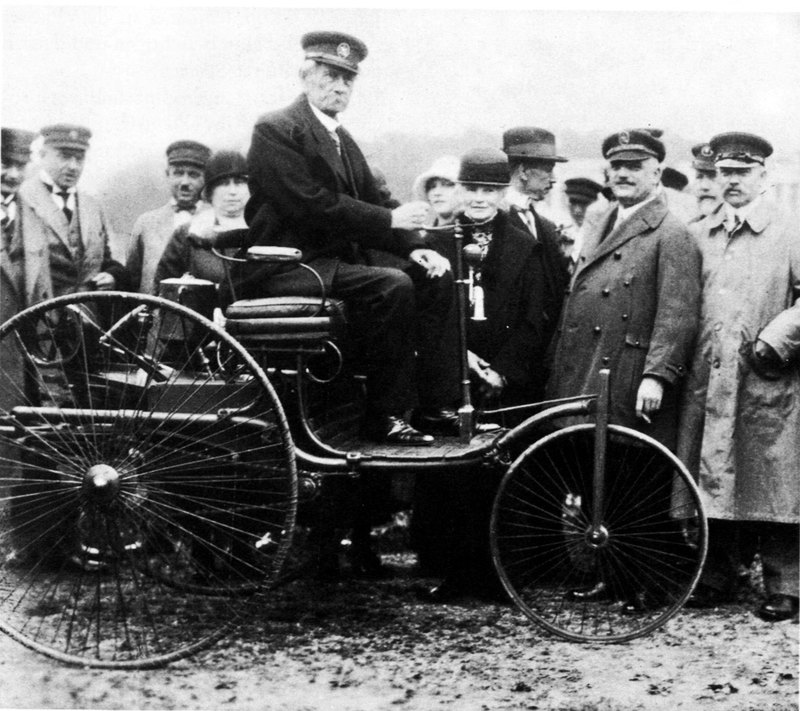 Карл Бенц за рулем собственного Patent Motorwagen